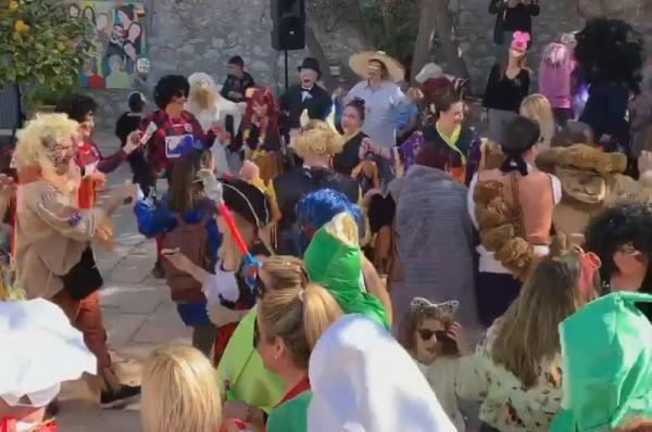 Αποκριάτικο ξεφάντωμα στην Ύδρα στους ρυθμούς του πατροπαράδοτου καρναβαλιού