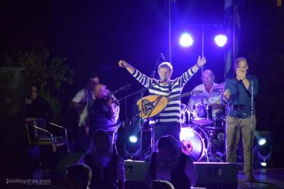 Νησιώτικο γλέντι με τον Βαγγέλη Κονιτόπουλο στον νέο υπαίθριο χώρο πολιτιστικών εκδηλώσεων στο Καμίνι Ύδρας