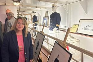 Η Διευθύντρια  του ΙΑΜΥ, Ντίνα Αδαμοπούλου στην εκδήλωση απονομής ευφήμου μνείας στον Πλοίαρχο (Μ) ε.α. Γήση Παπαγεωργίου