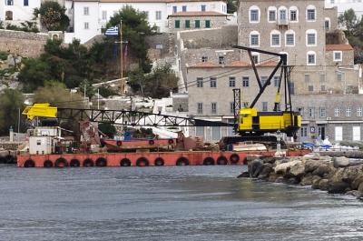 Συνεχίζεται το επισκευαστικό έργο του εξωτερικού λιμενοβραχίονα της Ύδρας