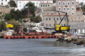 Συνεχίζεται το επισκευαστικό έργο του εξωτερικού λιμενοβραχίονα της Ύδρας