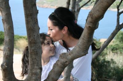 Μαμά και κόρη. Μια υπέροχη σχέση! Η Κρίστυ Εμίλιο Ιωαννίδου μας ανοίγει τις σελίδες του νέου της βιβλίου αλλά και της ζωής της