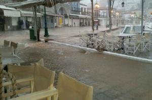 Iσχυρή βροχόπτωση στην Ύδρα με "ποτάμια" υδάτων