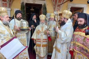 Από την πολυαρχιερατική Θ. Λειτουργία στον Ι. Ναό του Αγίου Νεκταρίου Αιγίνης