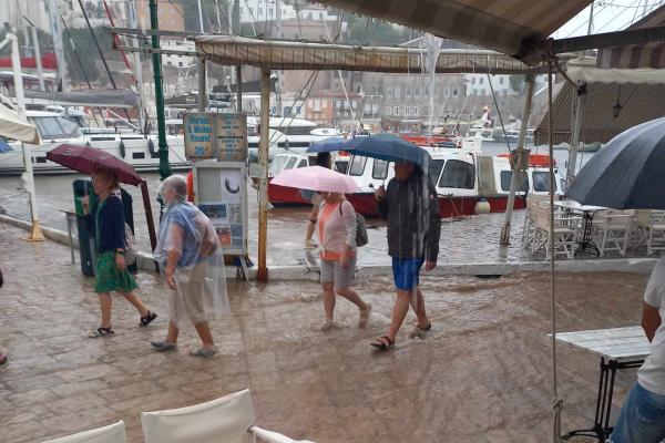 Κακοκαιρία Daniel:  Έντονη βροχόπτωση και στην Ύδρα