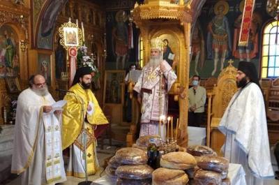 Στον πανηγυρίζοντα Ενοριακό Ναό των Αγίων Κωνσταντίνου και Ελένης Πόρου ιερούργησε ο Μητροπολίτης ΕΦΡΑΙΜ
