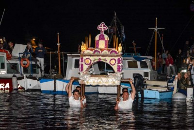 Στη Θάλασσα της Ύδρας αναβίωσε το έθιμο του επιταφίου της ενορίας του Αϊ Γιάννη