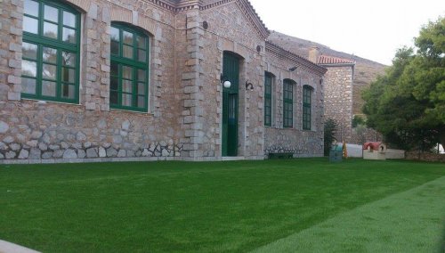 Καλορίζικος ο ολοκαίνουριος χλοοτάπητας για τους μαθητές του 2ου Νηπιαγωγείου!