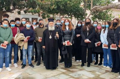 Ο Μητροπολίτης ΕΦΡΑΙΜ ιερούργησε για τους μαθητές-τριες του Λυκείου Ύδρας στον Ι. Ναό Αγίας Βαρβάρας