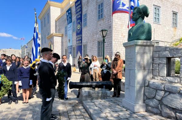 Κατάθεση στεφάνων  από τους μαθητές των σχολείων και τους σπουδαστές της Α.Ε.Ν