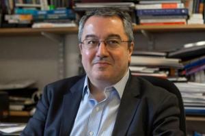 Ηλίας Μόσιαλος:  Η παραλλαγή Όμικρον φαίνεται να προκαλεί ήπια ασθένεια