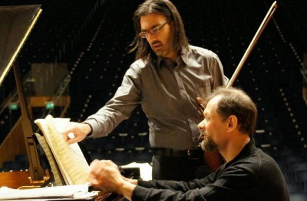 Λεωνίδας Καβάκος και Enrico Pace σε δυο μέρες στη φιλανθρωπική συναυλία στην Ύδρα