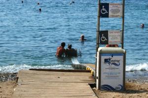 Σύστημα πρόσβασης  στην παραλία Βοτσαλάκια για άτομα με αναπηρία από τον Δήμο Πειραιά