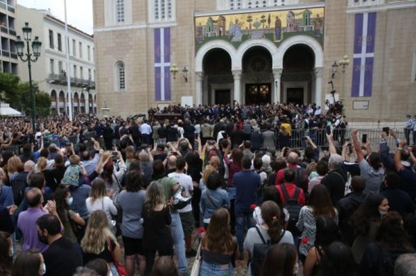 «Αθάνατος»   φώναζε το πλήθος αποχαιρετώντας τον Μίκη Θεοδωράκη