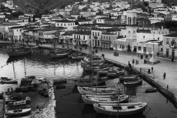 Παγκόσμια Ημέρα Φωτογραφίας: Η Ύδρα του Νικόλαου Τομπάζη, το 1952