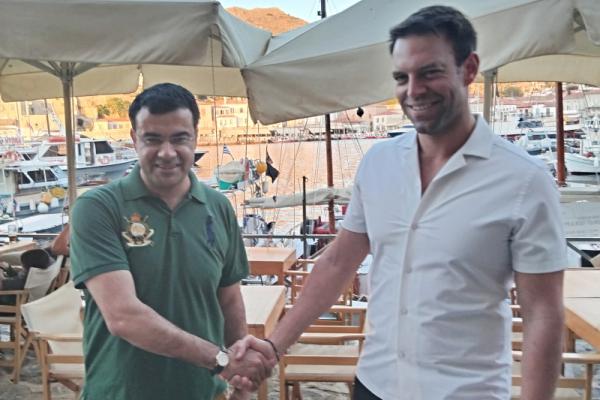 Την Ύδρα επισκέφτηκε ο Στέφανος Κασσελάκης - Σύντομη συνάντηση με τον Δήμαρχο Γιώργο Κουκουδάκη