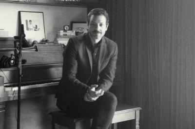 Adam Cohen  στο Marie Claire: "Το σπίτι μας στην Ύδρα είναι ό,τι η Ακρόπολη για την Αθήνα"