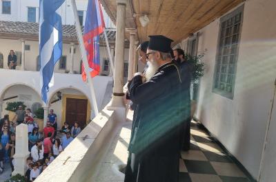 Ο Μητροπολίτης ΕΦΡΑΙΜ στην τελετή κατάθεσης στεφάνων από τα Σχολεία της Ύδρας