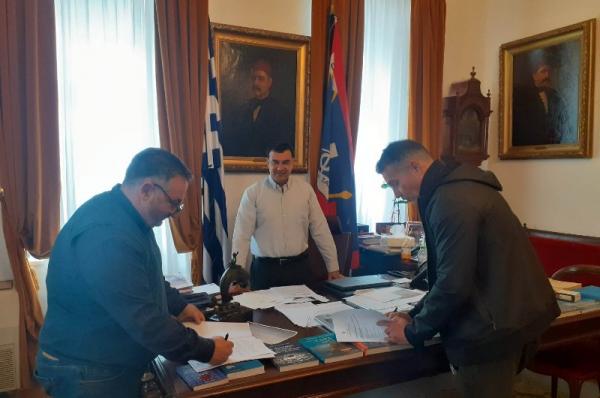 Υπογράφτηκε η σύμβαση για την επισκευή του Αλιευτικού Καταφυγίου στο Καμίνι