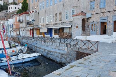 Προστατευτικά κάγκελα τοποθετήθηκαν στο λιμάνι της Ύδρας για την ασφάλεια των πολιτών