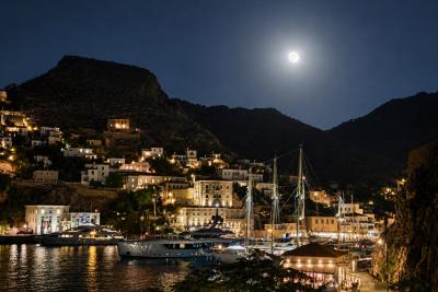Ολόγιομο φεγγάρι  πάνω από την Ύδρα, λίγο πριν φύγει ο Αύγουστος