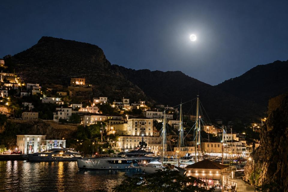 Ολόγιομο φεγγάρι  πάνω από την Ύδρα, λίγο πριν φύγει ο Αύγουστος
