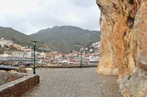 Μελέτη για την ενίσχυση της ασφάλειας από κατολισθήσεις βράχων στον Δήμο Ύδρας