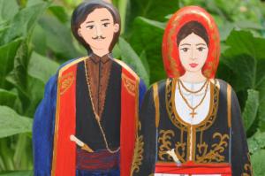 Ξύλινες κούκλες «ντυμένες» με παραδοσιακές φορεσιές από όλη την Ελλάδα