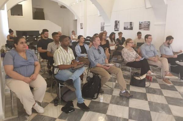 Στην Ύδρα   τo "Καλοκαιρινό Σχολείο" του Πανεπιστημίου της Νέας Υόρκης και του Πανεπιστημίου Πειραιώς