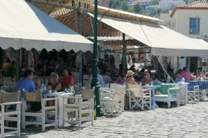 Συνεχίζεται   και τον Σεπτέμβρη με καλούς ρυθμούς η τουριστική κίνηση στην Ύδρα