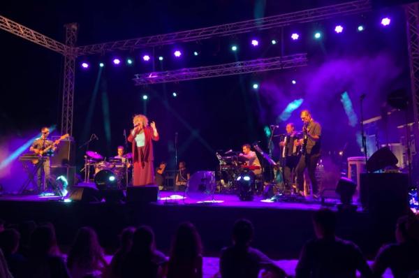 Ενθουσίασε η Ελεωνόρα Ζουγανέλη με την αισθαντική της φωνή στη συναυλία της στην Ύδρα