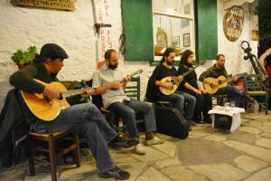 Για 17η χρονιά η ρεμπέτικη συναυλία με τον Ed Emery στην Ύδρα