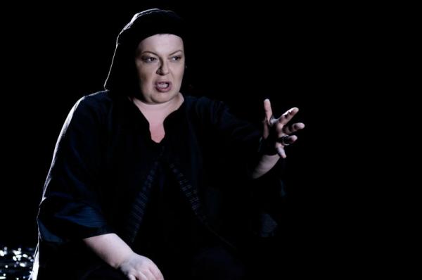 Η Φωτεινή Μπαξεβάνη στη θεατρική παράσταση "η Κυρά της Ρω" στο Θέατρο του Βλυχού