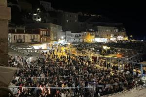 Η Κορύφωση  του Θείου Δράματος στην Ύδρα - Συνάντηση των επιταφίων στο λιμάνι