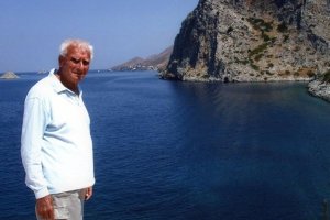 Γιόγκα με φόντο τα έργα του Παναγιώτη Τέτση