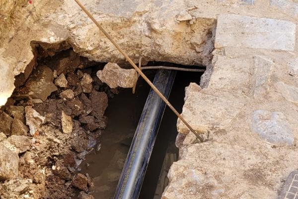 Ο Γιάννης Παστός καταγγέλλει την ποιότητα εκτέλεσης του έργου αντικατάστασης των σωλήνων αμιάντου