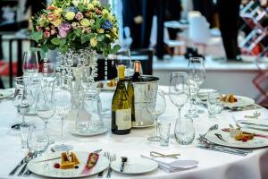 Από αύριο  στις 6 το πρωί σε ισχύ τα νέα μέτρα - Χωρίς μουσική και ορθίους εστίαση και διασκέδαση - Ρεβεγιόν έως τις 2 τα ξημερώματα