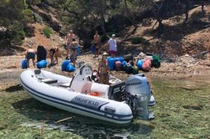 Εθελοντές από σκάφη καθάρισαν την παραλία του Αγίου Γεωργίου στο Μπίστι της Ύδρας