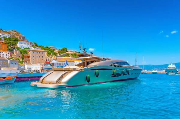 Bloomberg: Tρεις τρόποι για να ταξιδέψετε αυτό το καλοκαίρι στα φωτογενή νησιά του Σαρωνικού