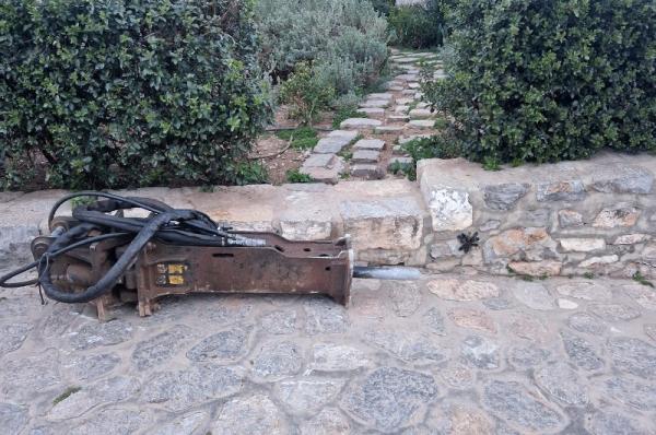 Προσοχή στην άκριτη εναπόθεση μηχανημάτων και εξαρτημάτων στη μέση των δρόμων