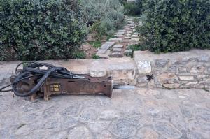 Προσοχή στην άκριτη εναπόθεση μηχανημάτων και εξαρτημάτων στη μέση των δρόμων