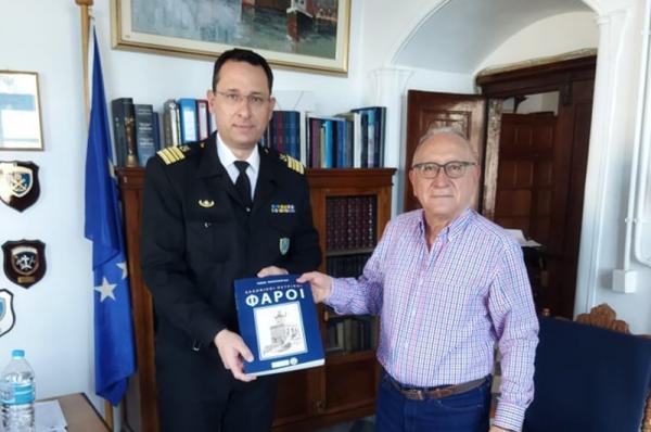 Το ΕΛ.Ι.Ν.ΙΣ  προσέφερε το βιβλίο ''Ελληνικοί Πέτρινοι Φάροι'' σε όλους τους νέους σπουδαστές της ΑΕΝ  Ύδρας