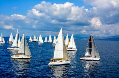 Η ήρεμη δύναμη των ιστιοπλοϊκών διασχίζει τα νερά και βγαίνει νικήτρια