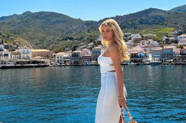 Η Δούκισσα Νομικού για μία ημέρα στη μαγευτική και αρχοντική Ύδρα