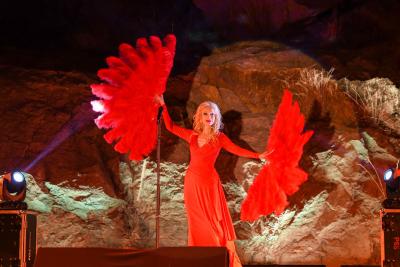 "The Lost Star" - Η αισθησιακή γυναίκα που τραγουδά στο ΙΑΜΥ για καλό σκοπό!