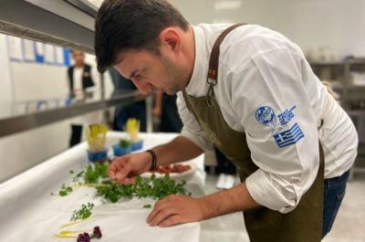 O Νίκος Κουλούσιας ο Σεφ που ήρθε πέρσι στην Ύδρα, φτιάχνει το πρώτο κοκορέτσι Λαχανικών στην Ελλάδα