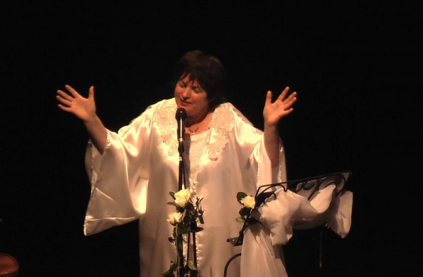 Η Carmel Boyle επιστρέφει για να τραγουδήσει επιτυχίες της Νάνας Μούσχουρη