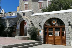 Δωρεά ιατροτεχνολογικών προϊόντων στο Κουλούρειο Νοσοκομείο Ύδρας από την Hartmann και τον Δρα Πάνο Κορωνάκη