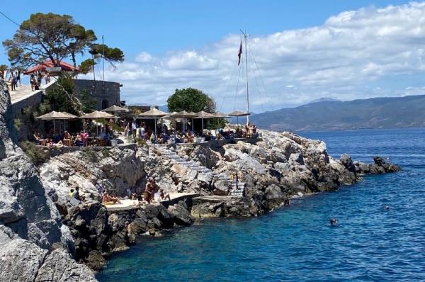 Πώς περιγράφει  την Ύδρα του καλοκαιριού η Εύη Φέτση στο Blog της