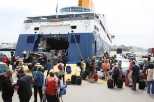 Αυξημένη η έξοδος των εκδρομέων από τo Λιμάνι του Πειραιά  ενόψει της αργίας του Αγίου Πνεύματος